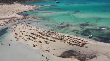 空中无人机视图视频标志性的巴洛斯海滩环礁湖格拉姆武萨<strong>岛</strong>绿松石清晰的海纯白色沙子克<strong>里特岛岛</strong>希腊巴洛斯海滩克<strong>里特岛</strong>希腊